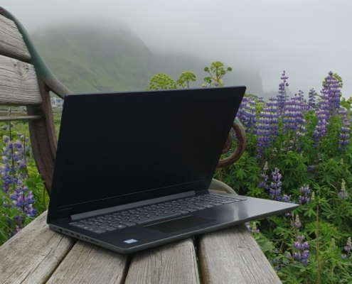 Das Bild wurde in Island aufgenommen und zeigt an einem nebelverhangenen Tag einen aufgeklappten Laptop, der auf einer Bank steht. Sinnbildlich kann der Laptop als Handwerkszeug von jungen Blogger:innen oder Freiberufler:innen stehen, für die unser Paket S besonders attraktiv ist.
