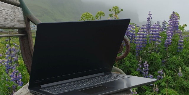 Das Bild wurde in Island aufgenommen und zeigt an einem nebelverhangenen Tag einen aufgeklappten Laptop, der auf einer Bank steht. Sinnbildlich kann der Laptop als Handwerkszeug von jungen Blogger:innen oder Freiberufler:innen stehen, für die unser Paket S besonders attraktiv ist.